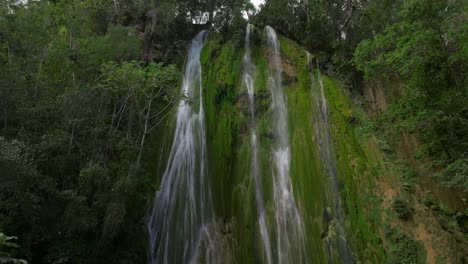 Luftaufnahme-Eines-Beeindruckenden-Dschungelwasserfalls-In-Der-Dominikanischen-Republik,-Teil-02