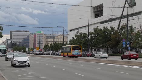 Der-Lebhafte-Puls-Von-Warschau,-Polen,-Mit-Geschäftigem-Straßenverkehr-Am-Tag