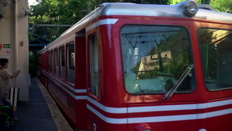 El-Distintivo-Tren-Rojo-Ofrece-Un-Viaje-Diseñado-Específicamente-Para-Llegar-Al-Cristo-Redentor-En-Río-De-Janeiro,-Brasil.