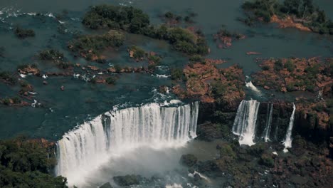 Vista-Aérea-De-Las-Cataratas-Del-Iguazú-En-La-Frontera-Entre-Argentina-Y-Brasil