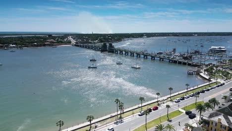 Eine-Drohnenaufnahme-Der-Bridge-Of-Lions-In-St.-Augustine,-Florida-Aus-Der-Perspektive-Der-Ufermauer