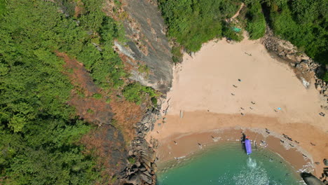 Draufsicht-Auf-Den-Wunderschönen-Geheimen-Schmetterlingsstrand-In-Goa-Mit-Felsigem-Indien-4K-Drohne