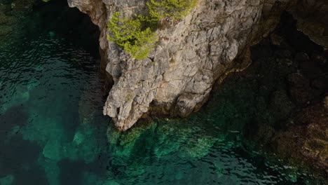 Pristine-Clear-Waters-With-Steep-Cliffs-In-Kalamota-Island-Near-Dubrovnik-In-Adriatic-Sea,-Croatia