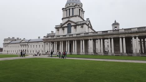 Personas-Fuera-Del-Antiguo-Edificio-Del-Royal-Naval-College-En-Greenwich,-Londres,-Reino-Unido.