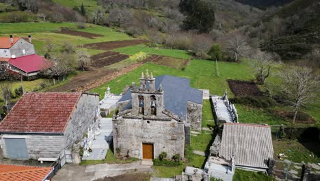 Kapelle-Virgen-De-La-Victoria-Im-üppigen-Vilar-De-Barrio,-Spanien---Luftaufnahme