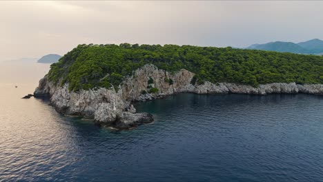 Insel-Kalamota,-Adria,-Kroatien-–-Blick-Auf-Einen-Leuchtturm-Auf-Einer-Schroffen-Klippe-–-Luftaufnahme-Einer-Drohne