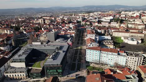 Fliegen-Sie-über-Das-Stadtzentrum-Von-Braga,-Portugal-11