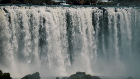 Iguazú-Wasserfälle---Iguacu-Wasserfälle-An-Der-Grenze-Zwischen-Misiones,-Argentinien-Und-Paraná,-Brasilien