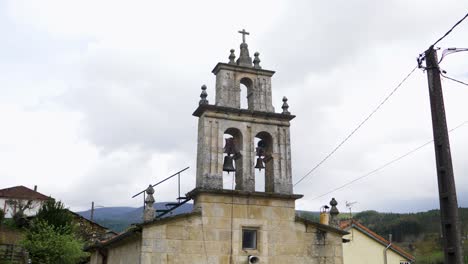 Kirche-Santa-Cruz-De-Prado-Glockenturm-Vilar-De-Barrio,-Ourense,-Galizien,-Spanien