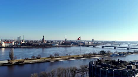 Centro-De-Artes-Noass-En-El-Río-Zunds-Junto-Al-Río-Daugava-En-Riga,-Letonia