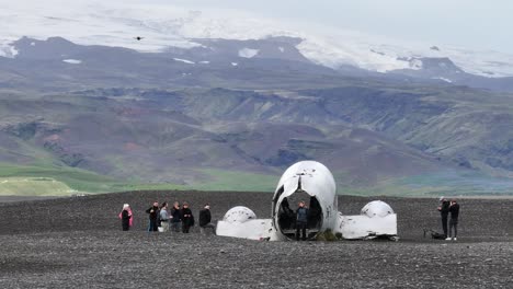 Drohnen-Fliegen-über-Und-Um-Verlassene-Flugzeuge-Und-Touristen-An-Der-Küste-Islands