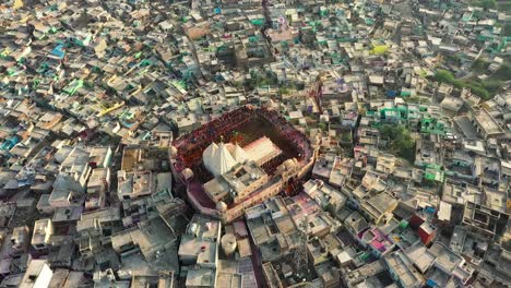 Vista-Aérea-De-Drones-Se-Ven-Muchos-Colores-Diferentes-Alrededor-Del-Templo