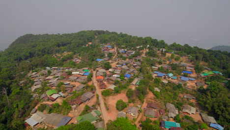 Ländliches-Hmong-Dorf-Auf-Einem-Hügel-In-Chiang-Mai.-Aufstieg-Per-Drohne