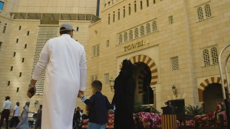 Muslimische-Familie-Hält-Händchen-Beim-Gehen-Im-Anjum-Hotel-Mekka-In-Saudi-Arabien