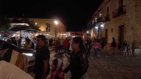 Beliebtes-Straßenfest-In-Den-Straßen-Des-Historischen-Zentrums-Von-Oaxaca