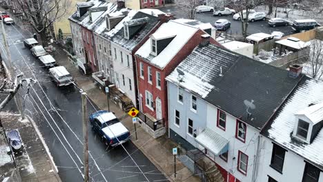 Schnee-Fällt-Auf-Reihenhäuser-In-Einer-Amerikanischen-Stadt