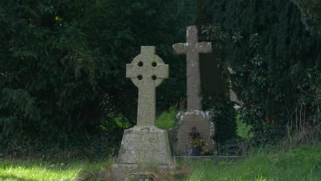 Graveyard-With-Stione-Cross-Near-Medieval-Cathedral-Of-Saints-Peter-And-Paul-In-Trim,-Ireland