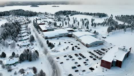 Aerial-view-circling-the-Holiday-club-Katinkulta-spa-resort-in-Vuokatti,-Finland