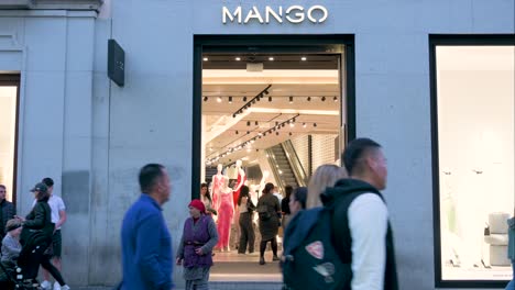 Käufer-Und-Fußgänger-Gehen-Am-Geschäft-Der-Spanischen-Multinationalen-Bekleidungsmarke-Mango-Vorbei