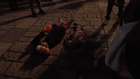 Niños-Tumbados-En-Una-Calle-Turística-De-Oaxaca-Para-Pedir-Dulces-Para-Halloween-Y-El-Día-De-Muertos.