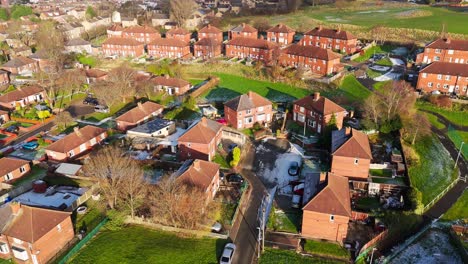 Die-Winteransicht-Aus-Der-Drohnenperspektive-Erfasst-Die-Typische-Britische-Städtische-Wohnsiedlung-Des-Dewsbury-Moore-Council-Estate-Mit-Reihenhäusern-Aus-Rotem-Backstein-Und-Dem-Industriellen-Yorkshire