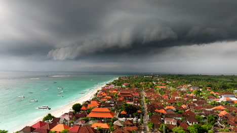 Nubes-De-Tormenta-En-La-Distancia-De-La-Isla-Nusa-Lembongan-En-Bali,-Indonesia