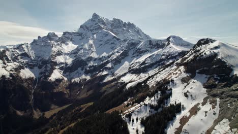 Toma-Panorámica-De-Drones-De-Majestuosos-Picos-Montañosos,-4k