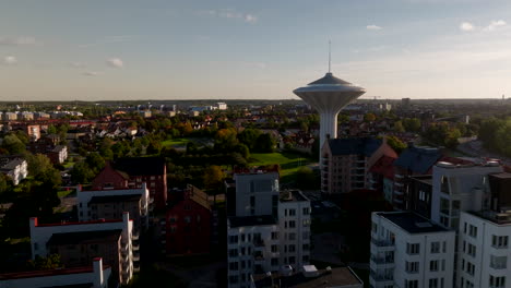 Skyline-Von-Örebro-Und-Der-Berühmte-Wasserturm-Svampen-In-Schweden,-Luftaufnahme,-Abend