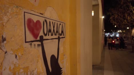 Amor-Por-Oaxaca-Cartel-Con-Símbolos-Feministas-Adornando-Una-Pared-En-La-Ciudad-De-Oaxaca