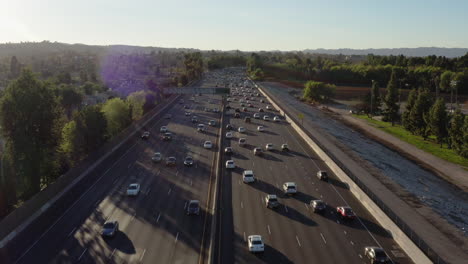 Sitzen-Direkt-über-Dem-San-Fernando-Valley-Freeway-Während-Der-Hauptverkehrszeit