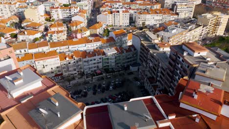 Vista-Del-Paisaje-Urbano-De-Almada-Y-La-Base-Naval-De-Lisboa,-Portugal.