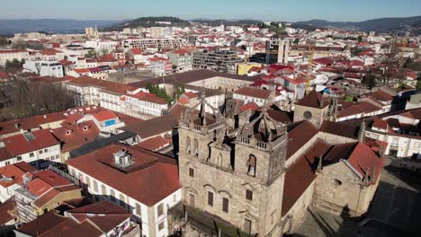 Fliegen-Sie-über-Das-Stadtzentrum-Von-Braga,-Portugal-09