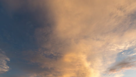 Lapso-De-Tiempo-De-Nubes-Moviéndose-A-Través-De-Una-Gama-De-Colores-Al-Atardecer