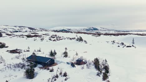 Winterliche-Landschaft-Mit-Hütten-In-Den-Bergen-Von-Verran,-Indre-Fosen,-Norwegen
