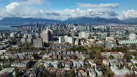 El-Centro-De-Vancouver-A-Través-De-False-Creek-Visto-Desde-El-Barrio-De-Fairview-En-Vancouver,-BC,-Canadá