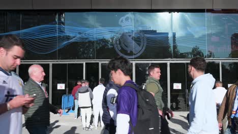 Fußballfans-Sind-Vor-Dem-Santiago-Bernabéu-Stadion-Von-Real-Madrid-Zu-Sehen,-Als-Sie-Das-Champions-League-Fußballspiel-Zwischen-Den-Spanischen-Und-Britischen-Teams-Real-Madrid-Und-Manchester-City-Besuchen