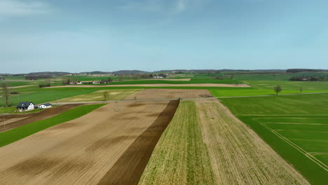 Polnisches-Bauernhaus-Auf-Dem-Land-Mit-Bunten-Feldern-Und-Sonnenlicht-Im-Frühling