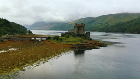 Atemberaubendes-Luftbildvideo-Des-Berühmten-Schlosses-Eilean-Donan-Im-Schottischen-Hochland