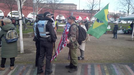 Un-Estadounidense-Hablando-Con-La-Policía-En-Una-Protesta-A-Favor-De-Palestina-En-Glasgow.