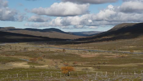 Las-Nubes-Giratorias-Pasan-Por-Encima-Del-Sombrío-Paisaje-De-La-Tundra-Proyectando-Sombras-En-El-Suelo.