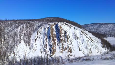 Sobrevuelo-De-Drones-Cerca-De-Una-Hermosa-Montaña-En-Invierno