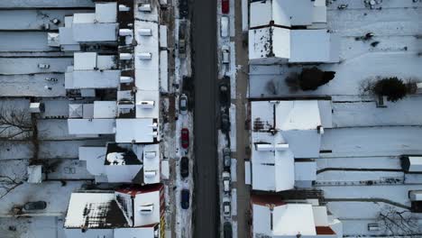 Verkehr-Auf-Der-Hauptstraße-In-Einer-Amerikanischen-Stadt-Während-Eines-Verschneiten-Wintertages