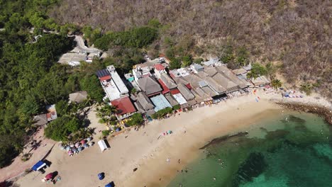 Playa-La-Entrega-En-El-Popular-Distrito-Turístico-De-Huatulco,-Oaxaca,-México