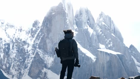 Fotógrafo-Mirando-Al-Cerro-Torre-En-Chalten,-Patagonia