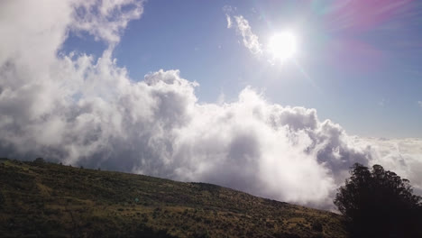 Drohnen-Dolly-Blick-über-Den-Vulkan-Haleakala,-Während-Weiße-Wolken-über-Einem-Tal-Auf-Maui,-Hawaii-Ziehen