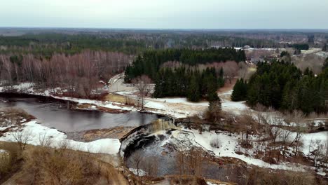 Paisaje-Seco-De-Invierno-En-El-Campo-Del-Norte-De-Europa-Con-Drones-Aéreos,-Bosque,-Lago,-Entorno-Natural,-Vista-Panorámica.