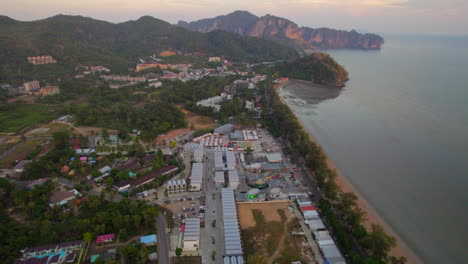 Ao-Nang-Wahrzeichenmarkt-In-Der-Tropischen-Bucht-Bei-Sonnenuntergang