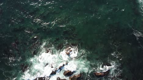 Zeitlupen-Vogelperspektive-Des-Ozeans-Am-Asilomar-Beach-In-Monterey