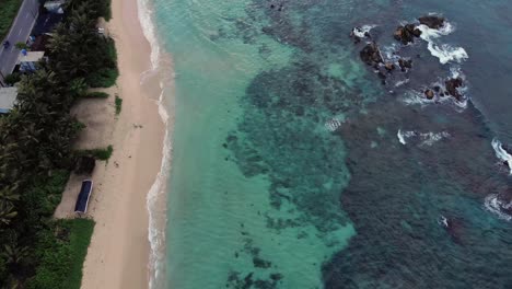 Drohnenansicht-Des-Tropischen-Ozeans-Entlang-Der-Küste-Sri-Lankas