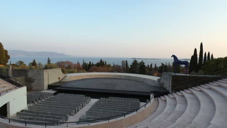 Gardone-Riviera,-Italien---5.-März-2022---Vittoriale-Degli-Italiani,-Wohnsitz-Des-Italienischen-Dichters-Gabriele-D&#39;Annunzio---Panoramablick-Auf-Das-Amphitheater